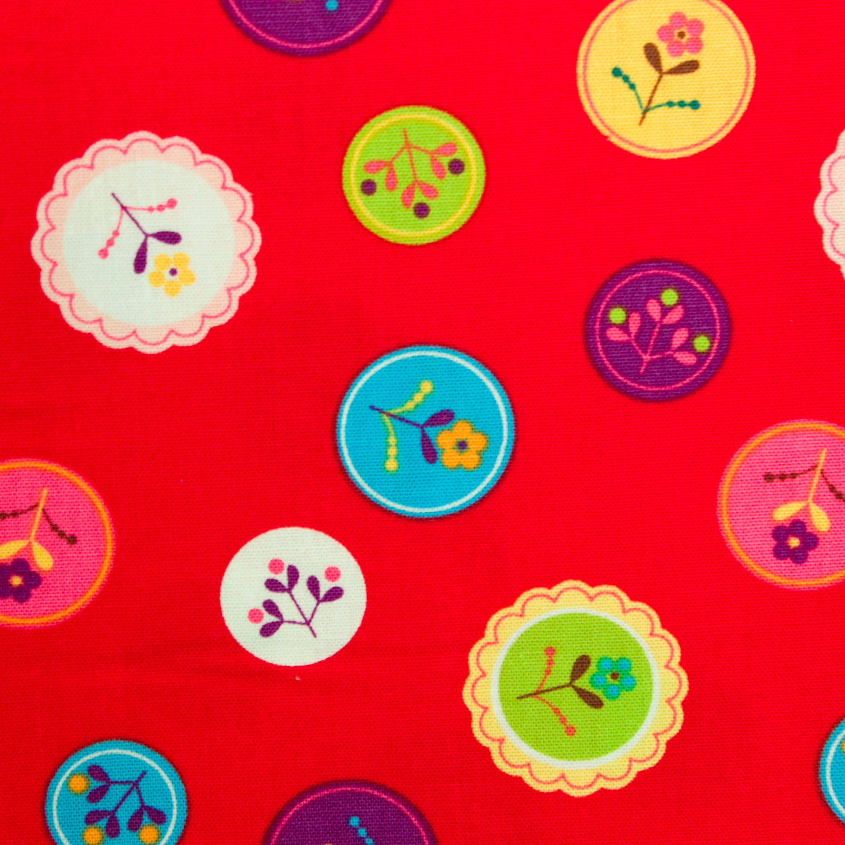 Katoen rood met cirkels gevuld met bloemen